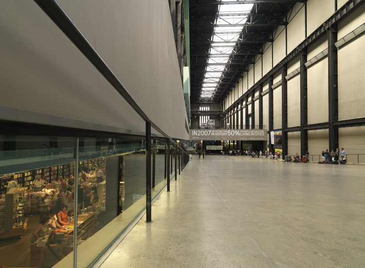La Turbine Hall, cuore della Tate Modern di Herzog & de Meuron, a Londra (Mondadori/Electa/Marco Covi)
